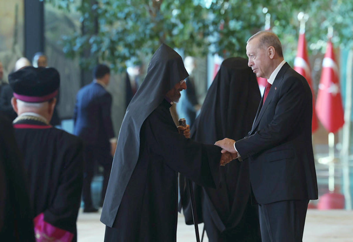 Հանրապետութեան Տօնին Առթիւ Շնորհաւորութիւններ